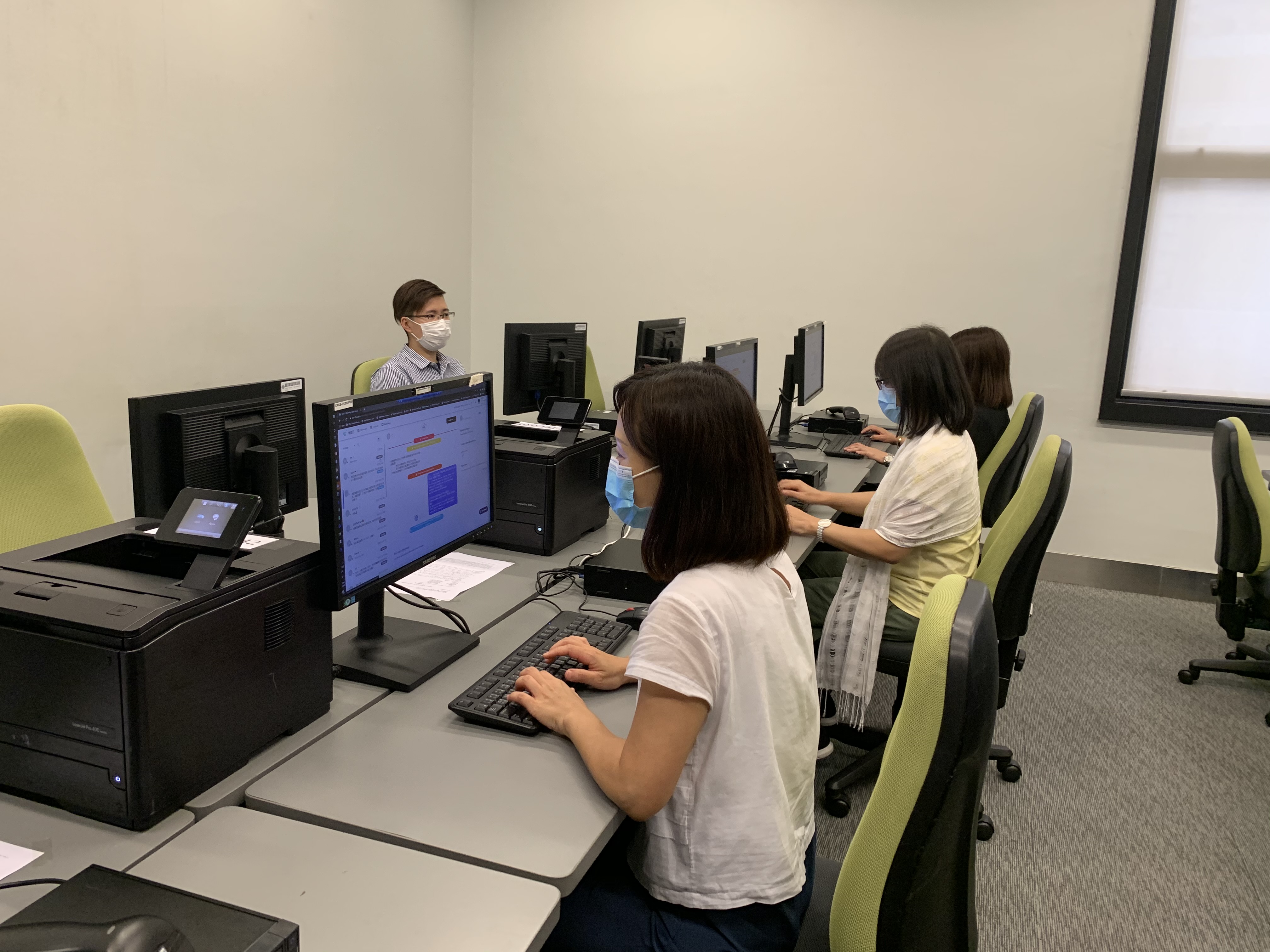 PolyU HKCC 的 WhatsApp 查询安排使用了