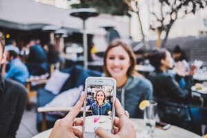 如何模糊 WhatsApp 网页上的图像？